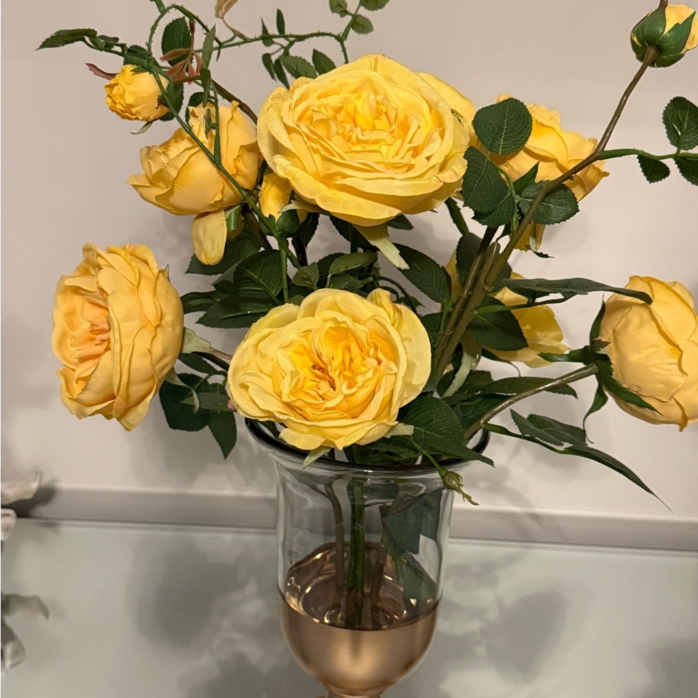 Elegant Yellow Rose Arrangement in Gold Vase